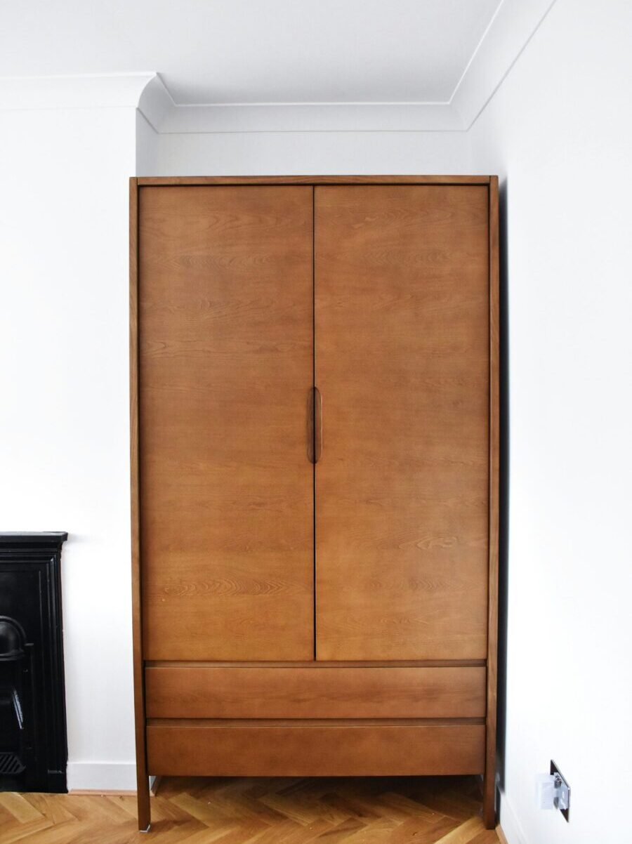 Schimmel hinter Möbeln